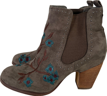 Crown Vintage Women’s Gray Embroidered Floral Pull On Heeled Booties - 8