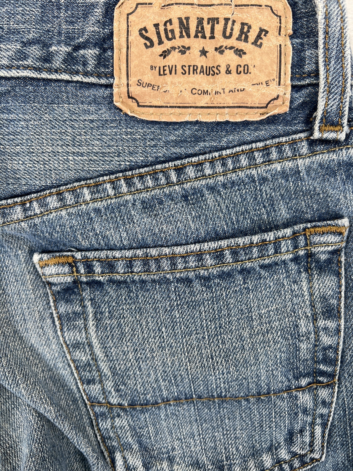 Levi’s Signature Men’s Medium Wash Slim Straight Denim Jeans - 30x30