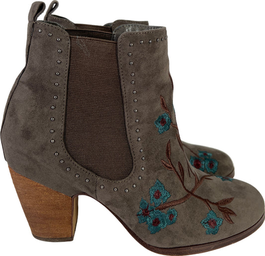 Crown Vintage Women’s Gray Embroidered Floral Pull On Heeled Booties - 8